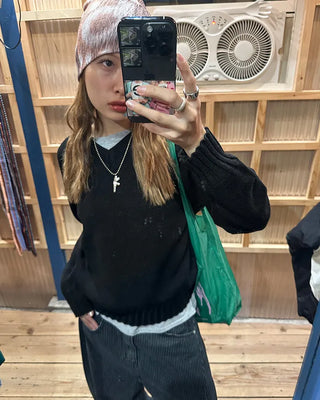 V-neck raglan shoulder wide rib sweater