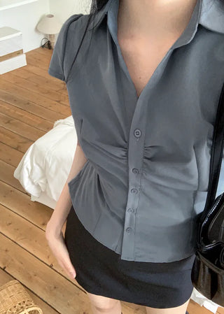 Shirred short-sleeved shirt