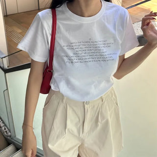 Small lettering short-sleeved T-shirt