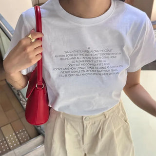 Small lettering short-sleeved T-shirt