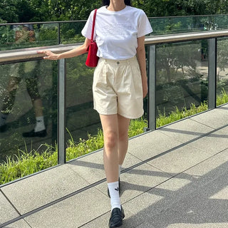 Small lettering short-sleeved T-shirt