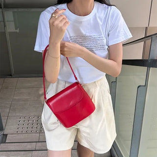 Small lettering short-sleeved T-shirt