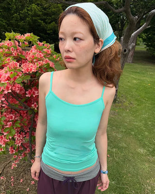 Basic color sleeveless top