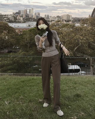 Leg-lengthening pintuck wide slacks
