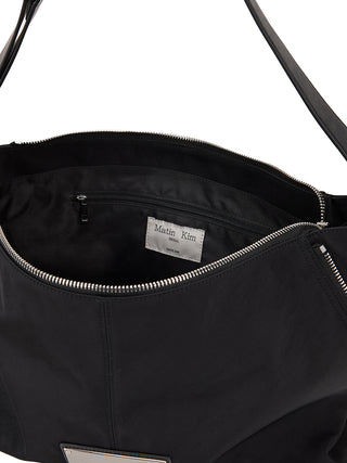 SIDE ZIPPER FABRIC SHOULDER BAG IN BLACK