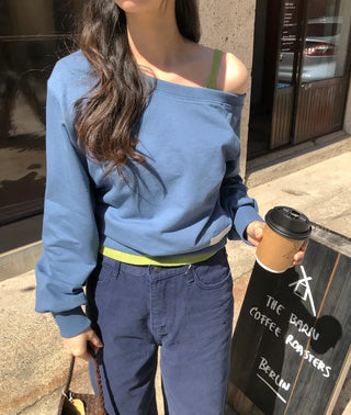 One-shoulder lettering sweatshirt