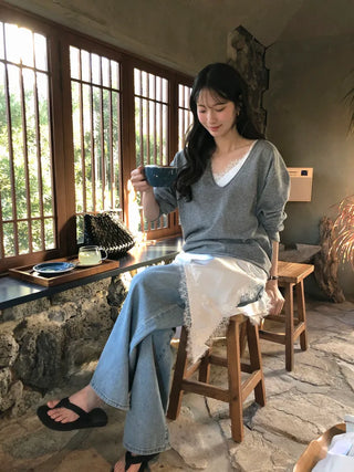 Deep V-neck knit