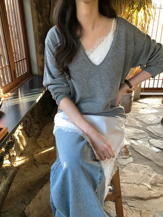 Deep V-neck knit