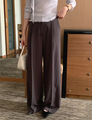 Wide-leg slacks with one pleat