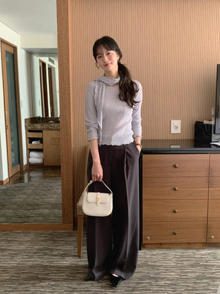 Wide-leg slacks with one pleat