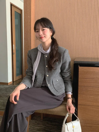 Wide-leg slacks with one pleat