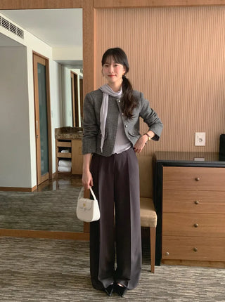 Wide-leg slacks with one pleat