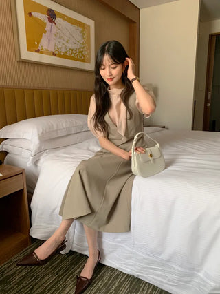 Short-sleeved blouse with puff tie