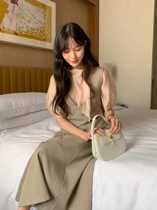 Short-sleeved blouse with puff tie