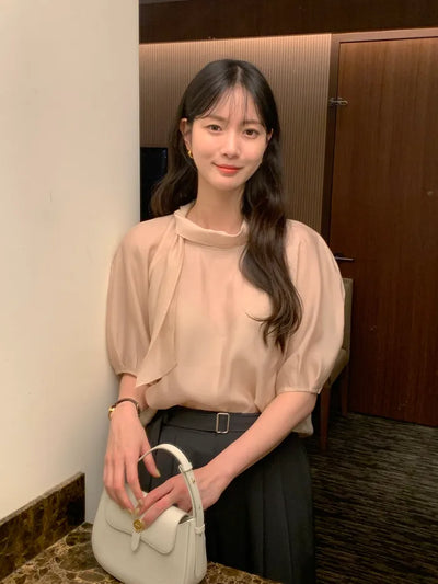 Short-sleeved blouse with puff tie