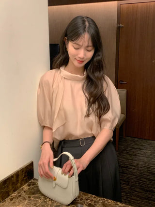Short-sleeved blouse with puff tie