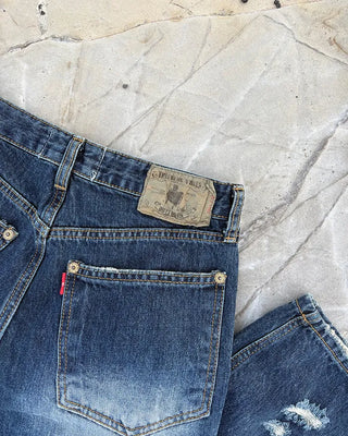 Wide distressed curved jeans