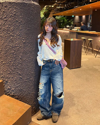 Wide distressed curved jeans
