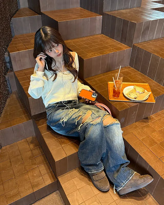 Wide distressed curved jeans
