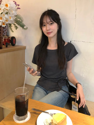 [2 colors] Loose-fitting check off-shoulder shirred puff sleeve blouse