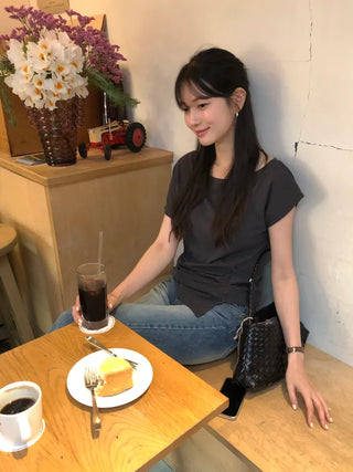 [2 colors] Loose-fitting check off-shoulder shirred puff sleeve blouse
