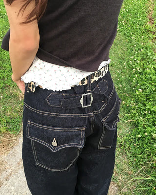 (Unisex) Back Cinch Flap Pocket Rigid Jeans
