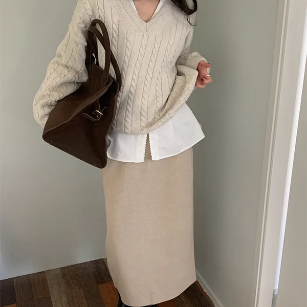 Back slit elastic knit long skirt