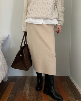 Back slit elastic knit long skirt