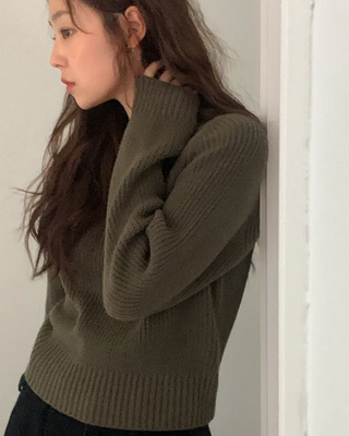 Loose-fitting off-shoulder knit