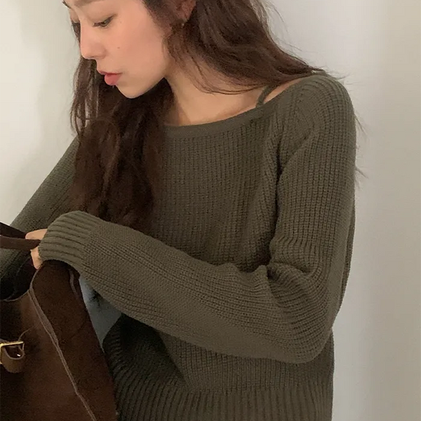 Loose-fitting off-shoulder knit
