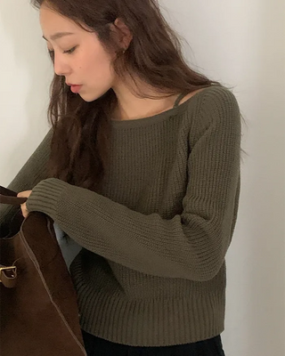 Loose-fitting off-shoulder knit