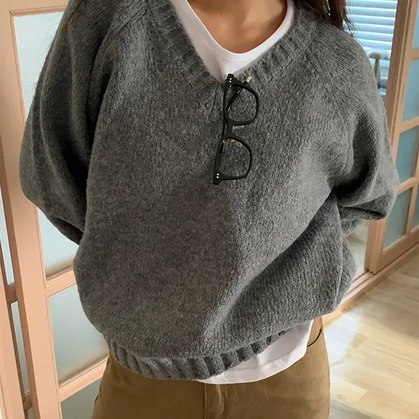 Loose-fit V-neck knit