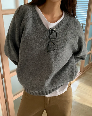 Loose-fit V-neck knit
