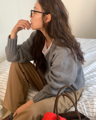 Loose-fit V-neck knit