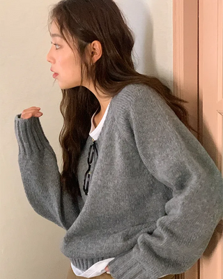 Loose-fit V-neck knit