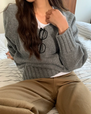 Loose-fit V-neck knit