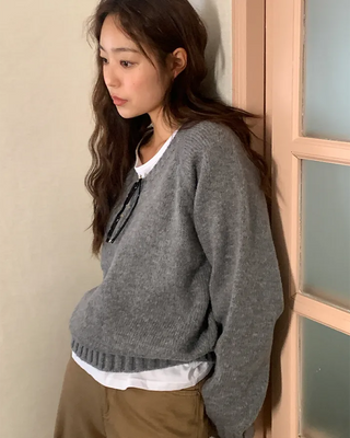 Loose-fit V-neck knit