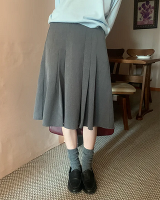 Pleated back elastic midi skirt