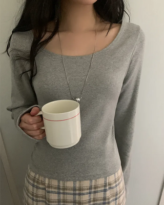 U-neck long-sleeved T-shirt