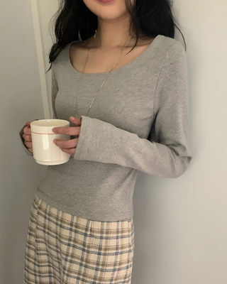 U-neck long-sleeved T-shirt