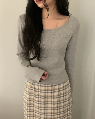 U-neck long-sleeved T-shirt