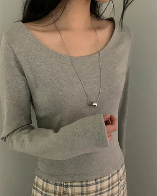 U-neck long-sleeved T-shirt
