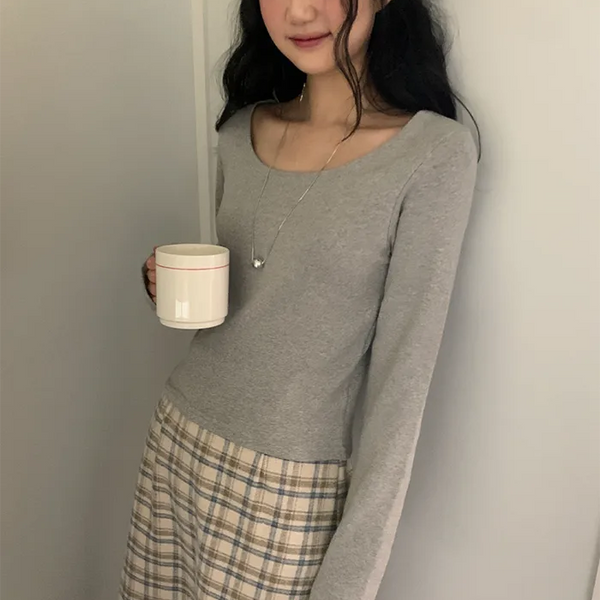 U-neck long-sleeved T-shirt