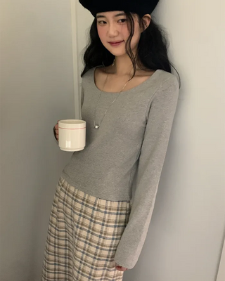 U-neck long-sleeved T-shirt