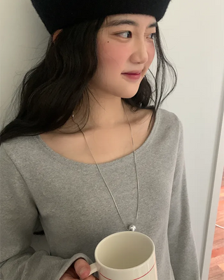 U-neck long-sleeved T-shirt