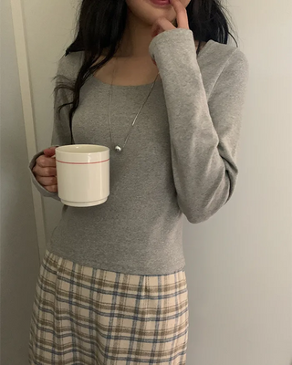 U-neck long-sleeved T-shirt