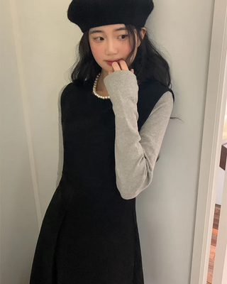 U-neck long-sleeved T-shirt