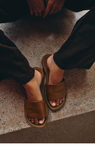 Flat one-strap beach sandals