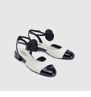 Low-heeled beach sandals
