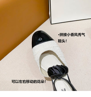 Low-heeled beach sandals